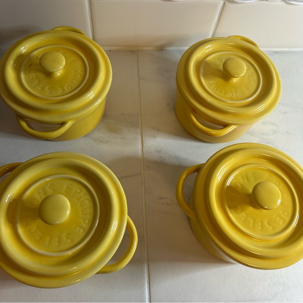 Epicure Yellow Mini Cocotte / ramekin Set of 4 with lids.